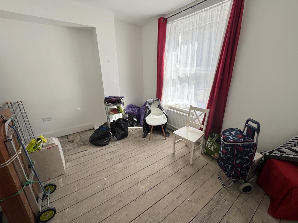 Lot: 120 - FOUR STOREY HOUSE FOR IMPROVEMENT - Living room